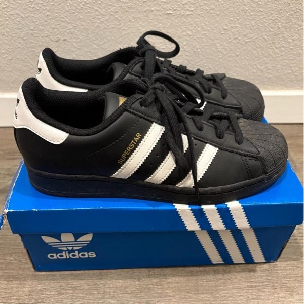Adidas  Superstar men's Black Trainers